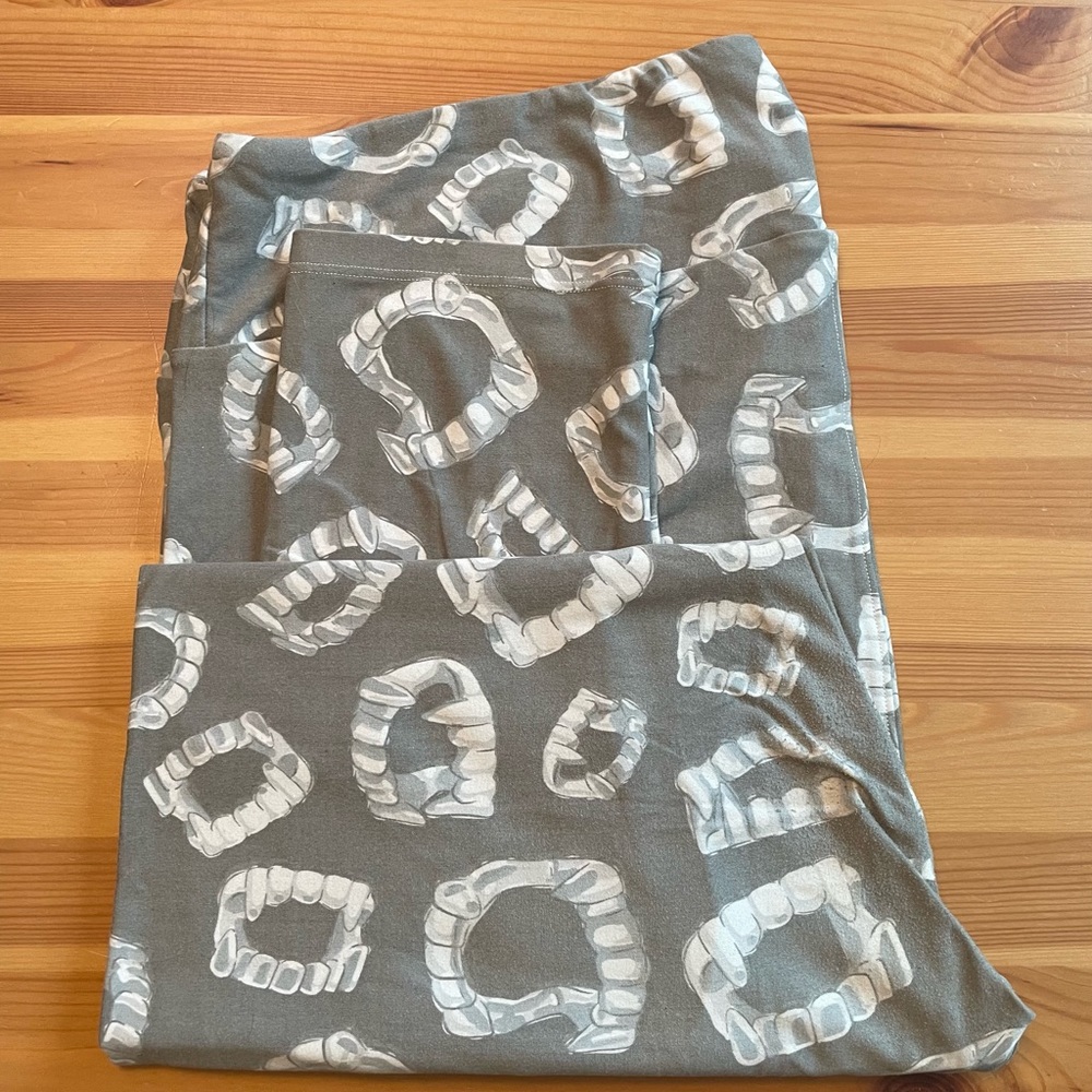 LuLaRoe vampire teeth Halloween leggings